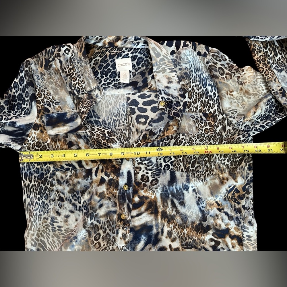 Beautiful leopard print Chicos sz 0 sz 6 blouse top button V neck long sleeve - Picture 7 of 7